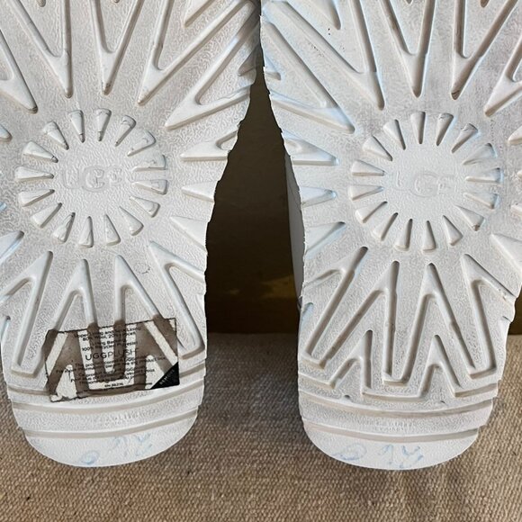 UGG Unisex Neumel Split Logo White/Black Chukka Ankle Boots Sz M7 - W8